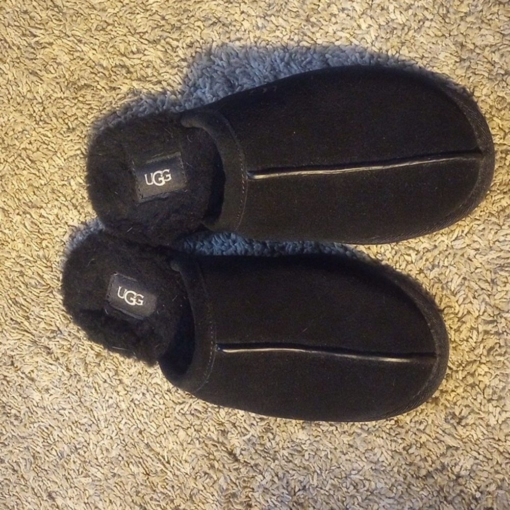 UGG fuzzy slides